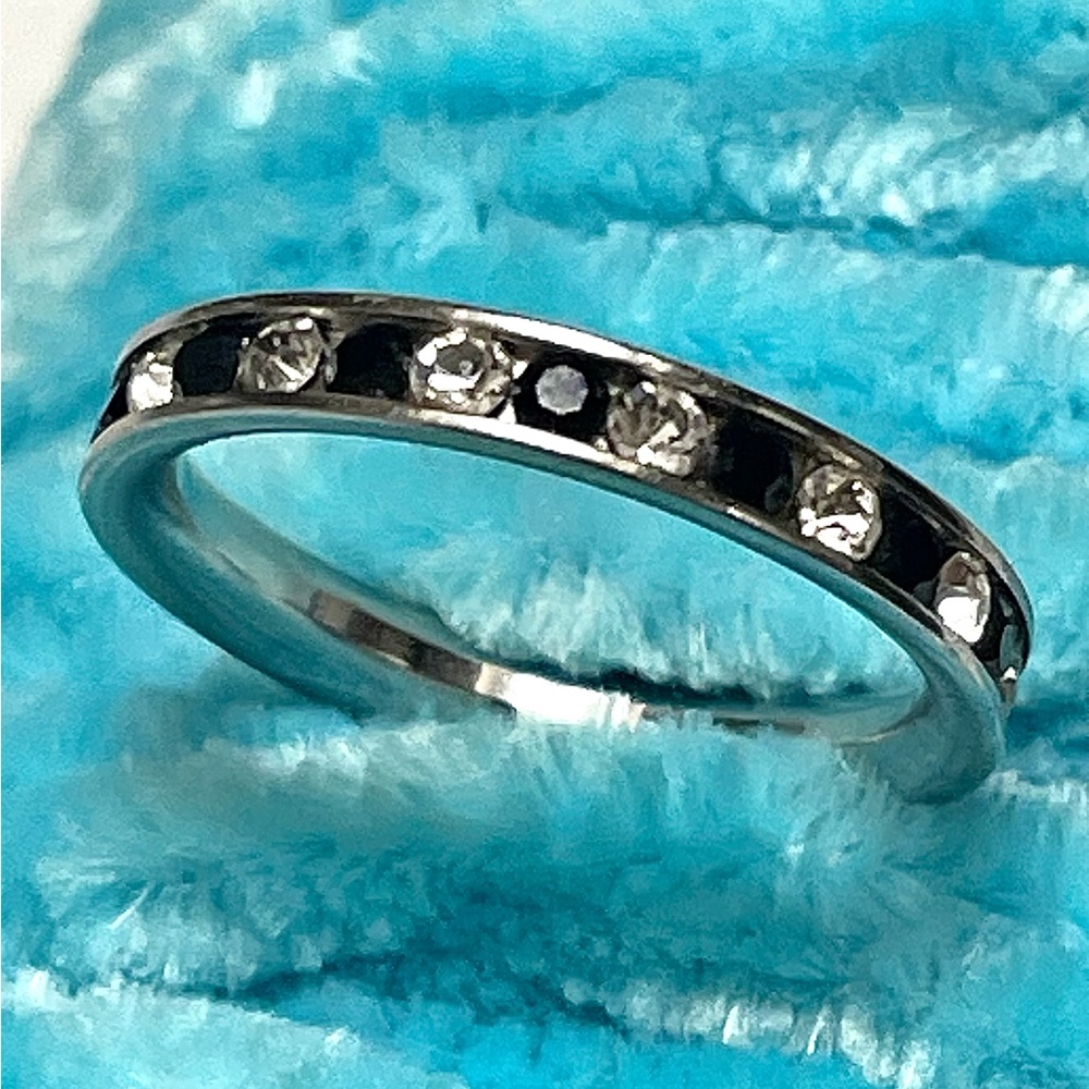 New Stainless steel Elegant Silver Band ring with Clear and black Stones size 7 - Picture 3 of 6
